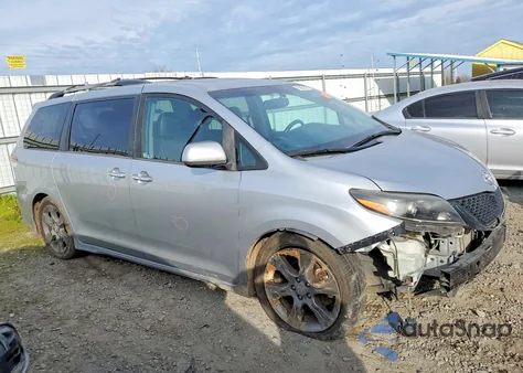 2015 Toyota Sienna Se Premium 8-Passenger z USA, uszkodzony, nr VIN 5TDXK3DC5FS662967